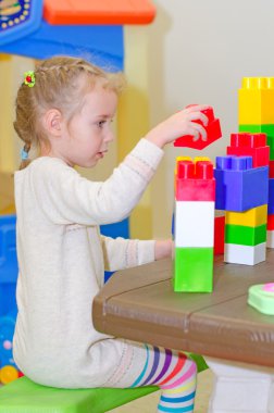 yapı taşları ile oynarken küçük kız