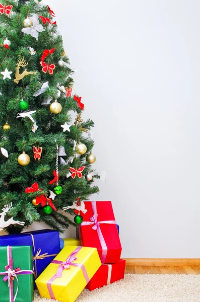 Árbol de Navidad con regalos. Lugar para su texto . — Foto de Stock