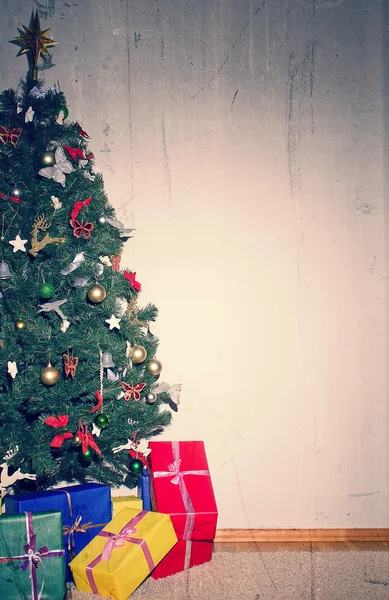 Árbol de Navidad con regalos. Lugar para su texto . — Foto de Stock