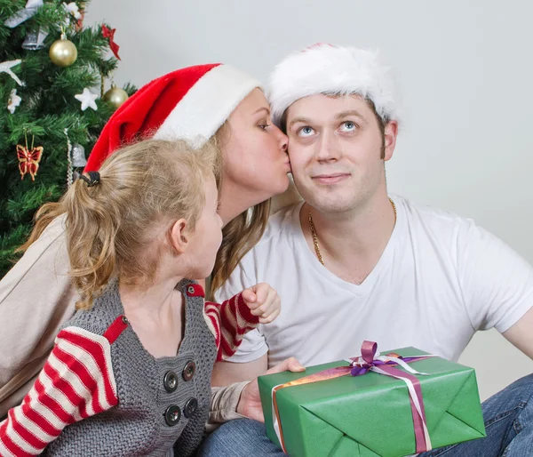 Fille et maman donnant un cadeau au père . — Photo