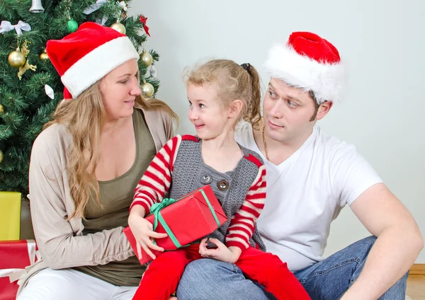 Glad familj porträtt framför granen. — Stockfoto