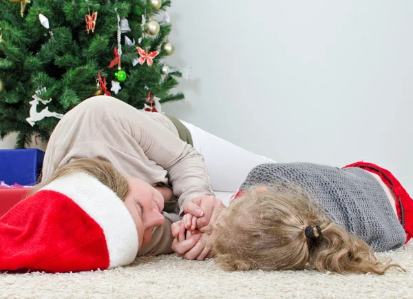 Mom and daughter lying on the carpet — Stock Photo, Image