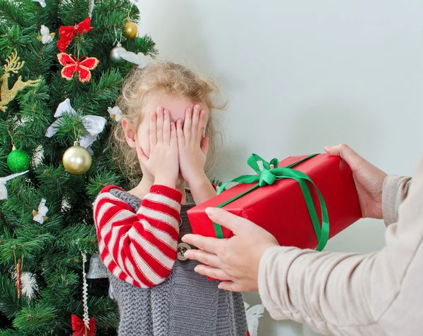 Mulher menina surpreendente com presente de Natal — Fotografia de Stock