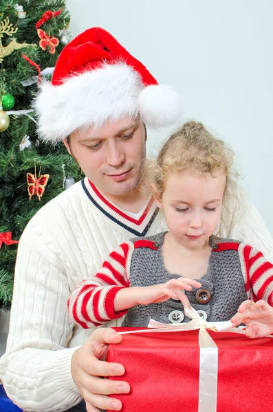 Far och dotter uppackning julklapp — Stockfoto