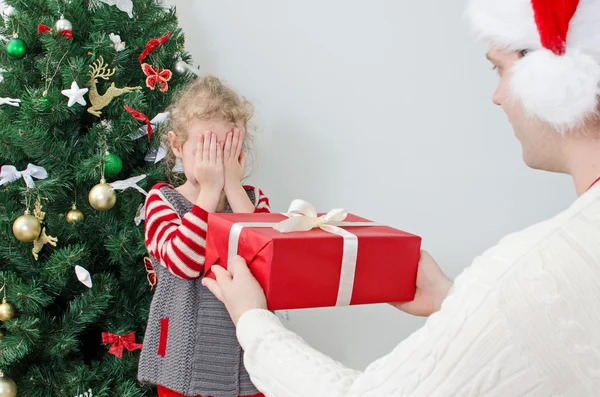 Εκπληκτικό μικρό κορίτσι με το χριστουγεννιάτικο δώρο του πατέρα — Φωτογραφία Αρχείου