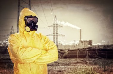 Fabrika üzerinde kimyasal koruyucu kıyafetli adam