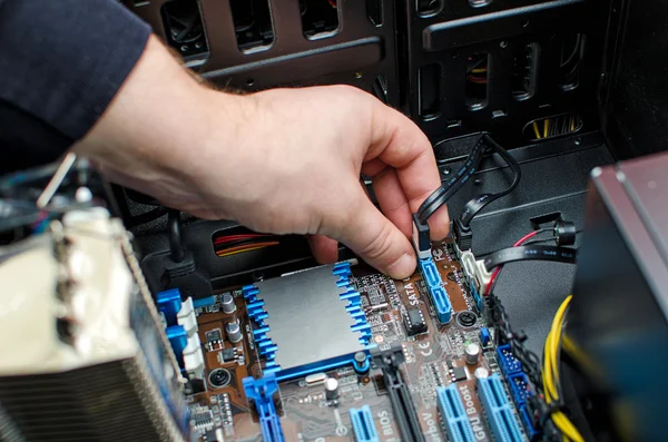 Hände des Technikers installieren hdd auf dem Motherboard — Stockfoto