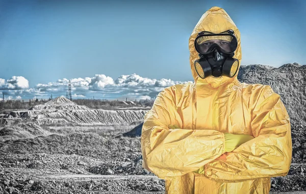 Arbeiter im Chemikalienschutzanzug über Bergen. — Stockfoto