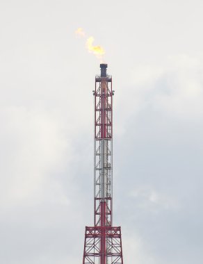 petrol rafinerisinde yanan petrol patlaması.