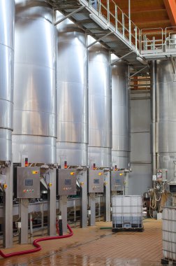 şarap üretim. Modern şaraphane tankları.