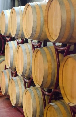 Şarap fıçıları mahzende yığılmış.