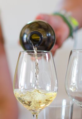 beyaz şarap şarap kadehi dökerek