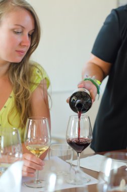 kırmızı şarap şarap kadehi dökerek