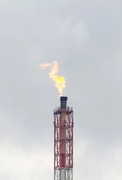 Brennendes Öl in Ölraffinerie. — Stockfoto