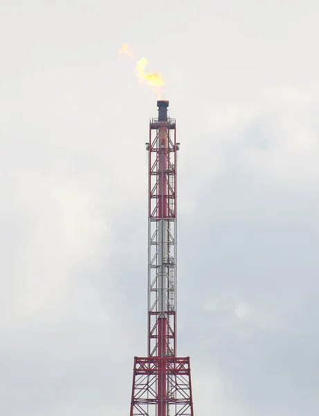 Queima de chama de óleo na refinaria de petróleo . — Fotografia de Stock