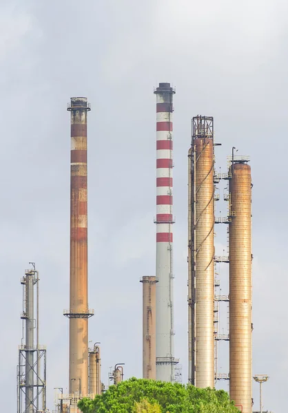 Mnoho Petrochemické závody potrubí. — Stock fotografie