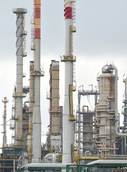 Planta de refinaria de petróleo com muitos tubos . — Fotografia de Stock