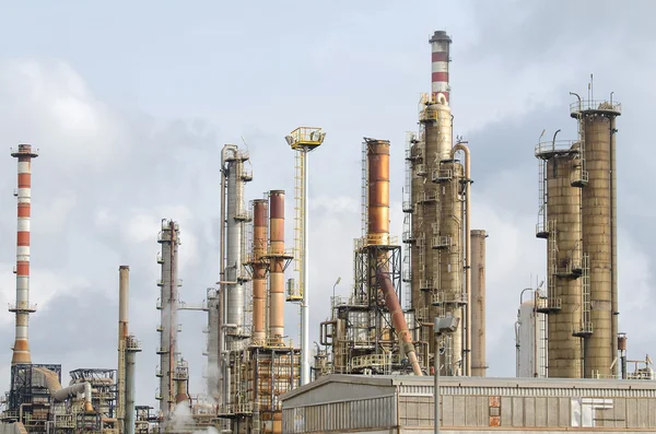 Planta de refinaria de petróleo com muitos tubos . — Fotografia de Stock