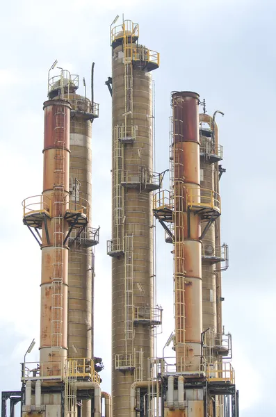 Viele Rohre für petrochemische Anlagen. — Stockfoto
