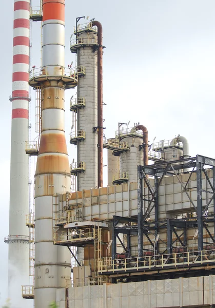 Planta de refinaria de petróleo com muitos tubos . — Fotografia de Stock