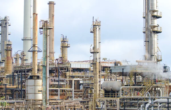 Ölraffinerie-Anlage mit vielen Rohren. — Stockfoto