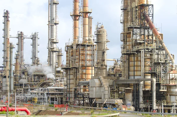 Planta de refinaria de petróleo com muitos tubos . — Fotografia de Stock