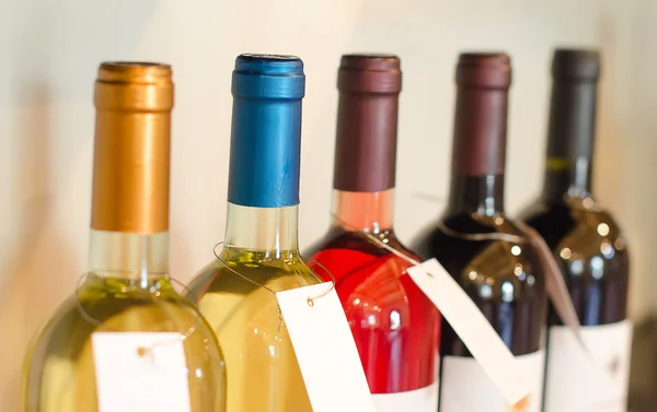 Diferentes botellas de vino en la tienda — Foto de Stock