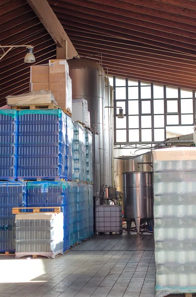 Botellas para la elaboración de vino en el almacén . — Foto de Stock