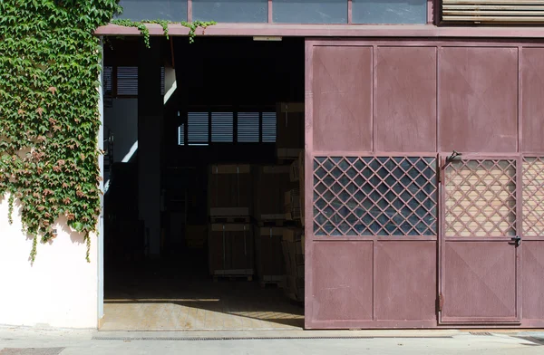 Вхідні двері на складському сховищі — стокове фото
