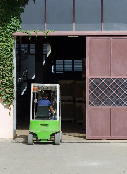 Cajas de carga para trabajadores de almacén mediante carretilla elevadora —  Fotos de Stock