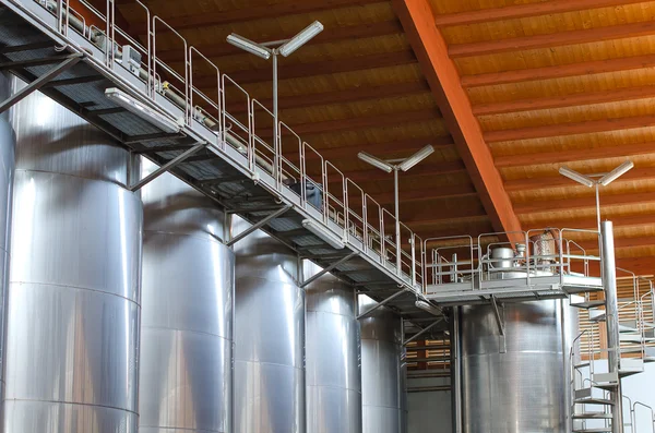 Fabricación de vino. Modernos tanques de bodega . — Foto de Stock