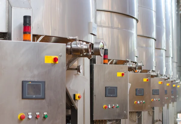 Fabricación de vino. Modernos tanques de bodega . — Foto de Stock