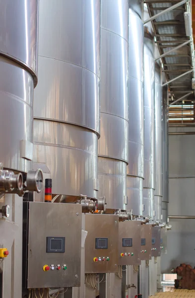 Şarap üretim. Modern şaraphane tankları. — Stok fotoğraf