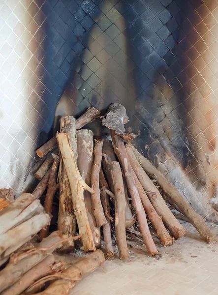 Flera loggar i eldstaden — Stockfoto