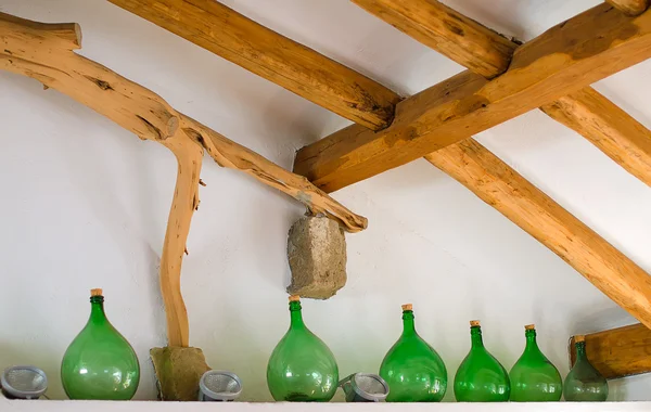 Alte grüne Flaschen für die Weinherstellung. — Stockfoto