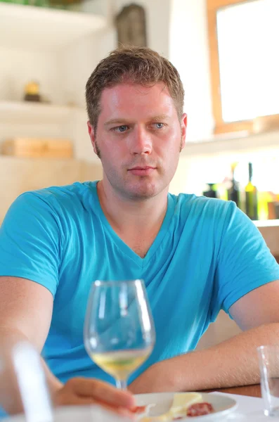 Pria dengan segelas anggur putih. — Stok Foto