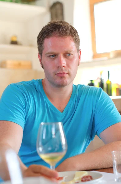 Homem com copo de vinho branco. — Fotografia de Stock