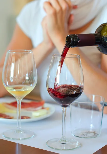 Rotwein wird in Weinglas gegossen — Stockfoto