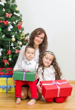 mutlu bir aile. Anne, oğlu ve kızı birlikte.