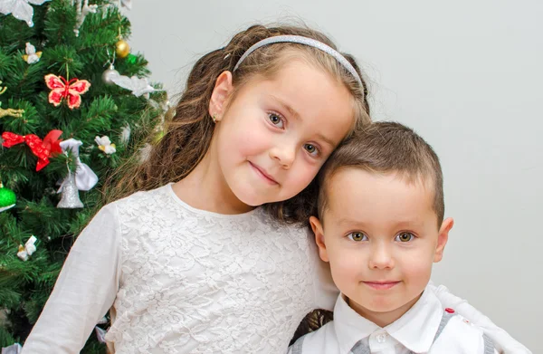 哥哥和妹妹在圣诞树上 — 图库照片