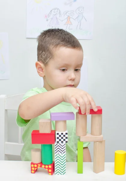 Menino brincando com blocos no jardim de infância — Fotografia de Stock