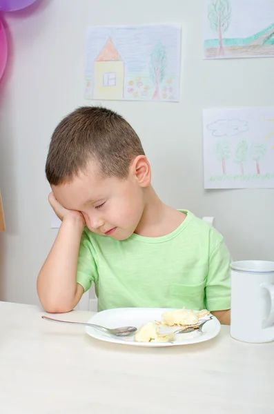 Boy don't want to eat meal in kindergarten — Stock Photo, Image