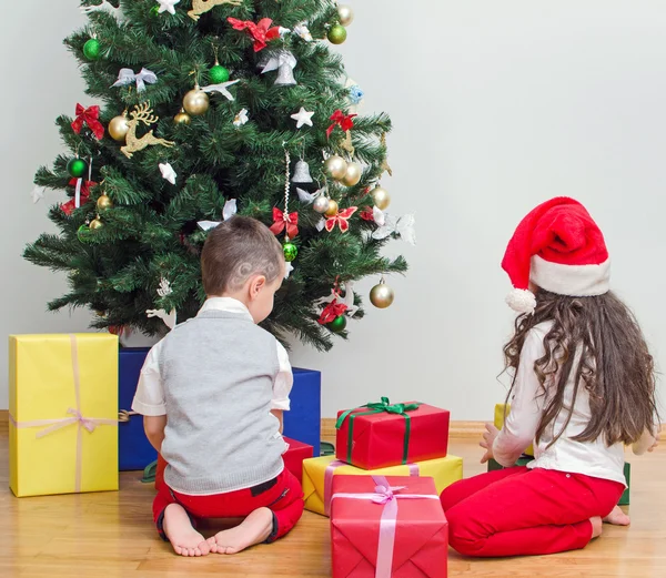 Brother and sister packing christmas gifts Royalty Free Stock Photos