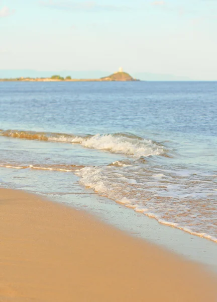 모래가 많은 해변의 바다 의부드러운 물결 — 스톡 사진