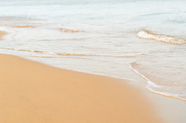 М'яка хвиля моря на піщаному пляжі — стокове фото