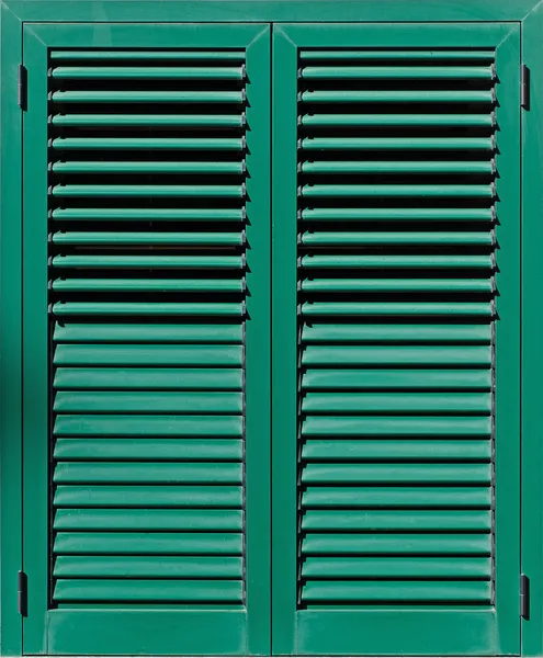 Yeşil panjurlar, closeup görünümü içeren pencere — Stok fotoğraf