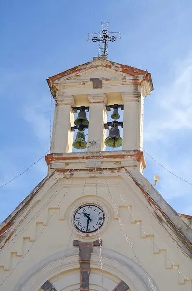 Antigua iglesia católica campanario vista de cerca —  Fotos de Stock