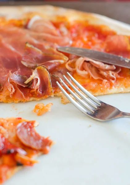 Nahaufnahme einer halben Pizza auf einem Teller — Stockfoto