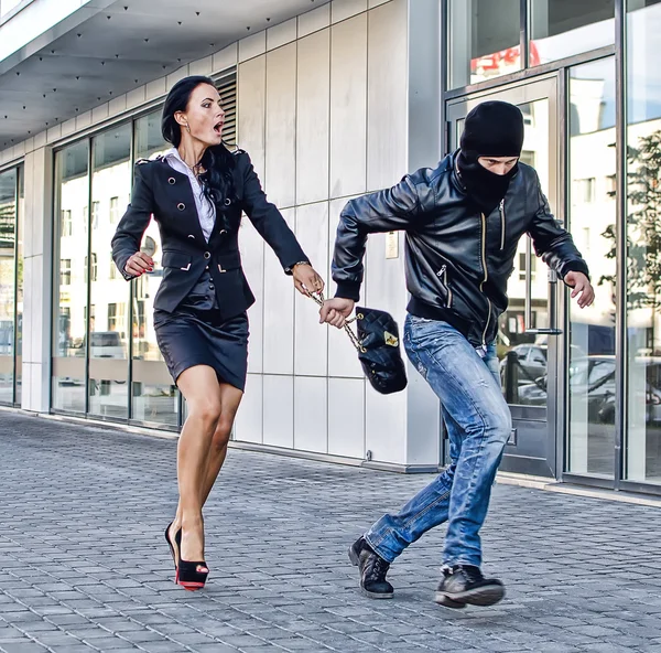 Bandit stealing businesswoman bag in the street — Stock Photo, Image