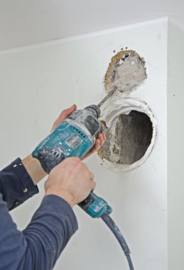 jackhammer havalandırma deliği yapıyor adam